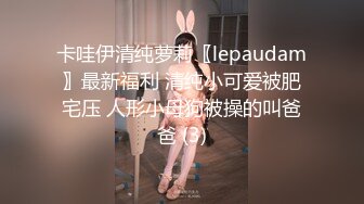 刺激会所偷怕进门的女服务员，又骚又专业进门就脱光带上套子直接床下摸着奶子后入，床上后入压在身下爆草