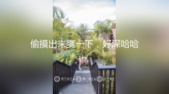 玩逼高手年轻的女奴，全程露脸自己灌肠喷射，玩奶子新道具，道具肛交骚逼塞异物，淫声荡语听狼友指挥刺激