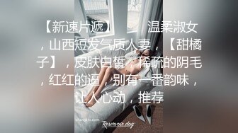  淫乱的房间小少妇喝多了赌债肉偿撩骚小哥哥，交大鸡巴无毛骚逼尿尿给狼友看