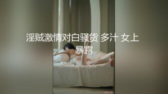 熟女的味道全程露脸镜头前发骚诱惑狼友，互动撩骚揉奶玩逼看特写，自己舔脚