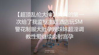 娇小身材萌妹子【小野猫】丁字裤沙发上翘着屁股，按摩器小震动棒插入自慰，很是诱惑喜欢不要错过