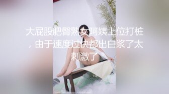 双马尾萝莉小姐姐陪眼镜大叔逛街宽松的卡通裙弯腰下蹲的时候内裤直接露出来了中间湿了一块逼痕迹明显