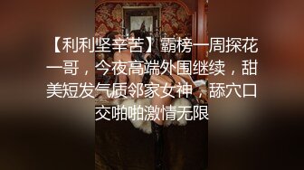 身材丰满很好看的少妇，一边玩手机被丈夫叫过来口活，再口几下，乖乖地放下手机，好听话的漂亮美眉！