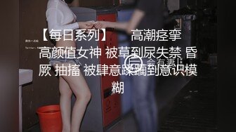 【新速片遞】 诱人的情趣女模全程露脸大秀直播，跟狼友互动撩骚，撅着屁股抠弄逼逼看淫水往下流，精彩刺激表情好骚别错过