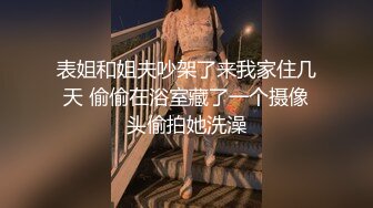 身材超级哇塞的极品模特，白丝高跟无毛白虎很是性感诱人，跟狼友互动撩骚，肛塞道具抽插骚穴