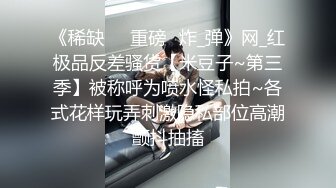 【新速片遞】水性杨花风骚又韵味的极品小女人精彩大秀直播，跟狼友互动撩骚听指挥，诱人小乳交揉奶玩逼自慰，才艺展示