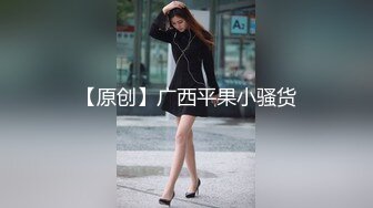 高二学生妹被男友调教在环卫工背后脱裤子漏奶子,还把裤子脱了地上爬