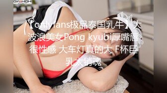 老房子年久失修 门缝下的小洞偷拍美女少妇洗澡