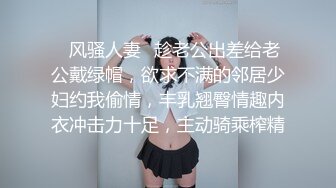 按着她的屁眼无套后入抽插