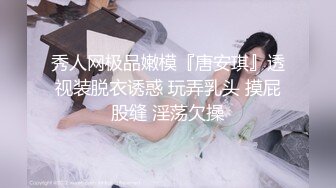 大妈凳子上玩玩具一秒就入戏了