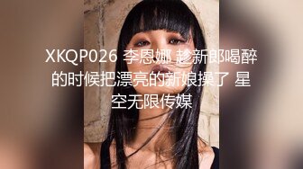 【P2】都知道欧美人很开放，没想到如此开放！罕见在人潮涌动公开场合【成人展舞台】真刀真枪干起来，原始人性展露无遗 (1)