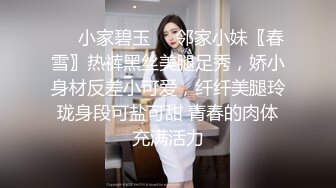 长发散发着青春气息的气质高颜值大眼妹子，身材火辣，屁股很翘，第一视角，特写美鲍鱼道具自慰阴蒂