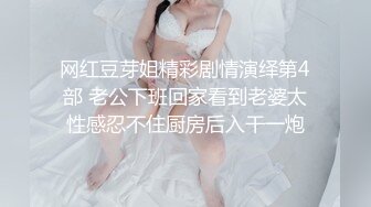 超大巨乳E奶漂亮妹子展示身材浴室洗澡，露出吊钟大奶子揉搓晃动，单腿黑丝翘起双腿微毛肥逼，翘起屁股扭动诱惑