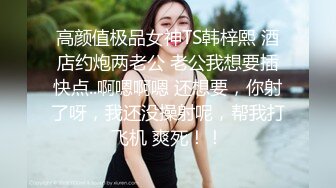 性感御姐Ts小莓 带着假鸡巴在便利店里偷偷自慰，总是忍不住上下抽插，诡异的骚动作，头顶还有监控，胆大包天!