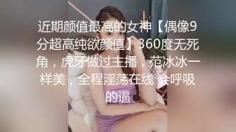  黑丝露脸情趣娇嫩的小妹子被纹身大哥在床上无情蹂躏，淫声荡语听指挥各种调教