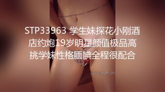 牛仔短裤美腿小姐姐 坐在身上揉捏奶子 跪地深喉口交舔逼扣穴