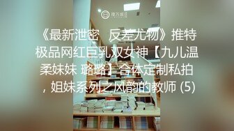  两个大老黑玩弄两个极品粉嫩小妹，吃奶玩逼激情4P，听狼友指挥各种体位爆草蹂躏