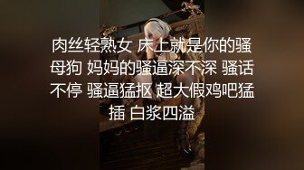 短发轻熟女露脸卧室床上道具自慰掰穴，深插阴道忘我享受其中