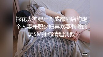 牛仔短裤腰细大奶妹子，超近距离掰穴特写吸奶口交，骑乘干了几下有味道不干了