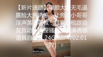 清纯萌动的服务员小美女，吃完饭尾随她上厕所偷拍了一番，小穴流水水还挺动人