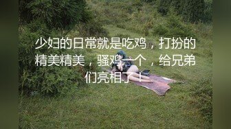 颜值不错清秀小姐姐穿着白衣牛仔裤，坐沙发上揉捏她