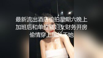 家庭偸拍，身材苗条小骚妇卧室日常换衣自慰，与两个男人床上玩3P关系很混乱