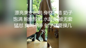 青岛少妇下班后在她家楼下，老公在家带孩子