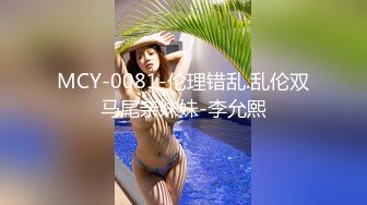 跟随抄底美女 屁屁真性感 小内内卡的真紧