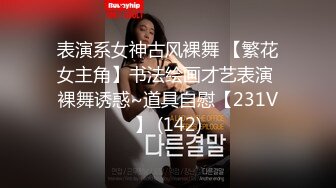 NTR绿帽大神『萤火虫』看着媳妇被单男兄弟操出白浆 真带劲，屁股撅这么高，生怕爸爸不插她！逼都被操黑了 (1)