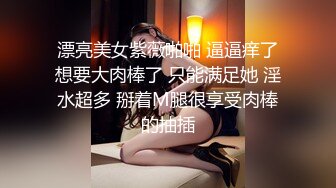  萌萌哒的小美女榨汁夏，跪在地上吃男友的鸡巴，小嘴巴吸进吸出，真得劲！