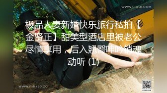 中性打扮短发酷酷美女，S型翘起好身材，没穿内裤掰穴特写，坐在椅子上玻璃黄瓜抽插，进进出出闭着眼睛享受