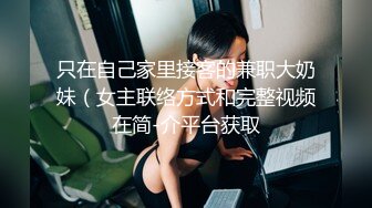 大胸小逼超骚的小少妇陪狼友直播大秀，全程露脸这大奶子真稀罕人，小逼特写玩弄大黑牛自慰揉捏骚奶子好刺激