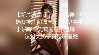 【如充气娃娃一般超粉美穴】两根水晶假屌一起插，塞满双洞，大黑牛震动双倍快乐，高潮出水毛巾多湿了太骚了