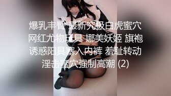 轻熟女美少妇露脸全裸自慰，换了多套衣服，自己喜欢玩弄粉蝴蝶逼