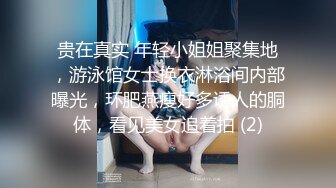 后厨操作间新来的实习生小妹占着茅坑不拉屎不停地刷抖音