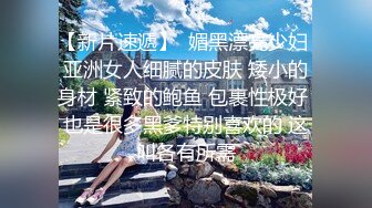 苗条漂亮妹子非常配合各种动作，淫水流了一片。