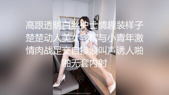  黑丝露脸情趣娇嫩的小妹子被纹身大哥在床上无情蹂躏，淫声荡语听指挥各种调教