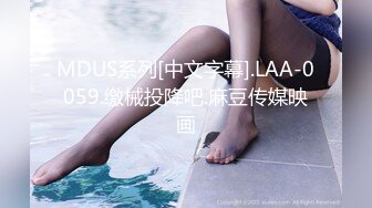 商场女厕偷拍 眼镜美女站着尿 这姿势也太牛B了