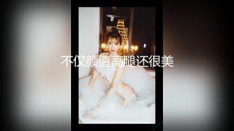 齐逼牛仔短裤黑丝骚女舔屌足交一脸享受脱下黑丝掰穴扣弄