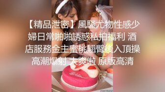 美乳小少妇颜值不错跟小哥激情啪啪，让小哥亲着小嘴后入爆草，揉着骚奶子好刺激，后入抽插奶子乱晃好诱人1