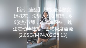 这美女也太牛了吧 当这么多人面撒尿，完全无视路人存在啊