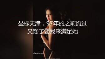 古铜色东方小美女和东欧白嫩美女一起玩3P同时玩大肉棒阴道插着吃逼