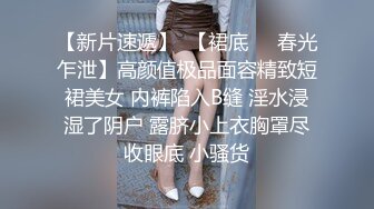 短发女孩澡堂的快乐 边泡澡边吃东西