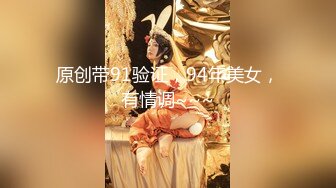  酒吧少妇激情4P，露脸颜值不错伺候三个大哥，交大鸡巴，让三个大哥在床上玩弄