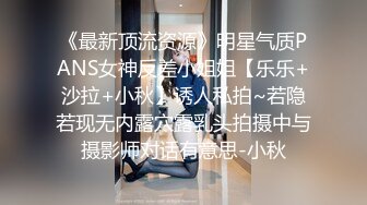 小女友边看黄片学习，边做，女上位啪啪，还不忘记比心