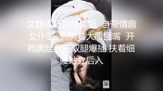 写字楼女厕黑衣白裤红指甲美职员 强劲的嫩穴把密长阴毛全冲开了